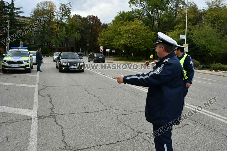 Деца изненадаха шофьори с детски рисунки пред ОУ „Любен Каравелов“ в Хасково
