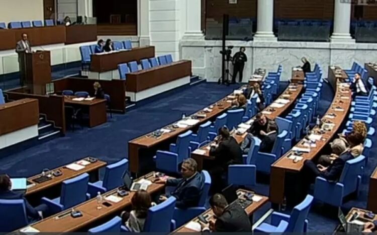 Половината депутати имат неизвинени отсъствия