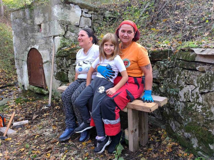 Доброволци разчистиха района около параклиса край с. Мандра