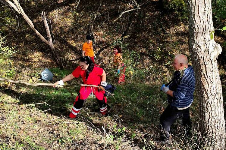 Доброволци разчистиха района около параклиса край с. Мандра