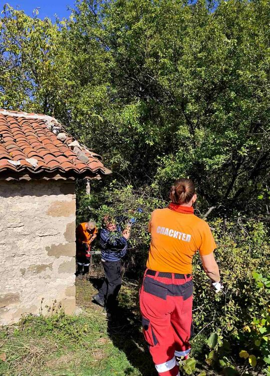 Доброволци разчистиха района около параклиса край с. Мандра