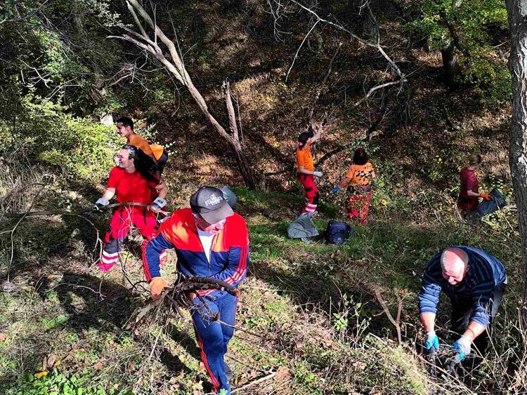 Доброволци разчистиха района около параклиса край с. Мандра