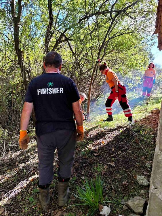 Доброволци разчистиха района около параклиса край с. Мандра