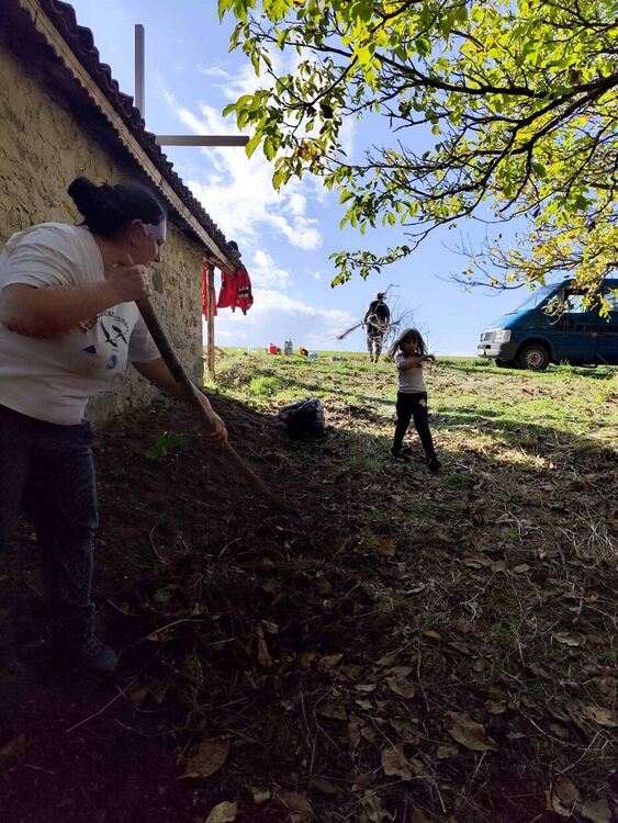 Доброволци разчистиха района около параклиса край с. Мандра