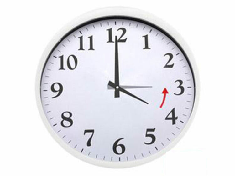 Връщаме часовника с час назад в нощта срещу неделя, преминаваме към зимно часово време 