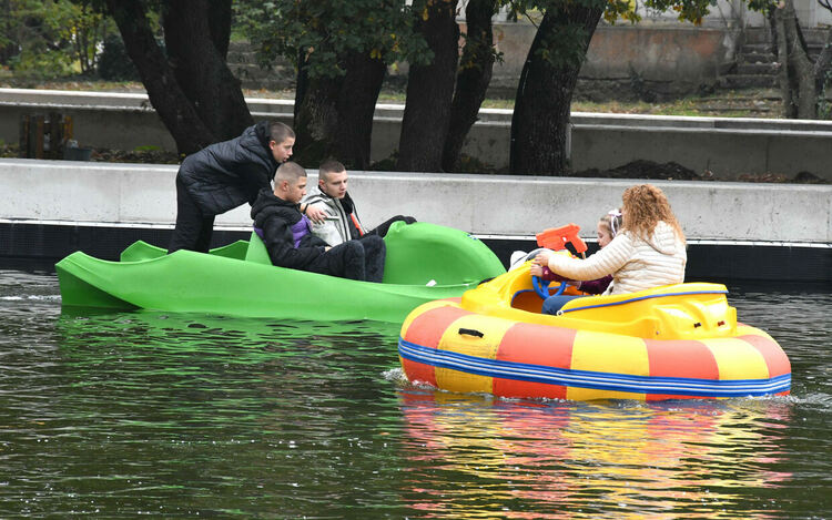 Лодките в езерото на Кенана се напълниха с хора