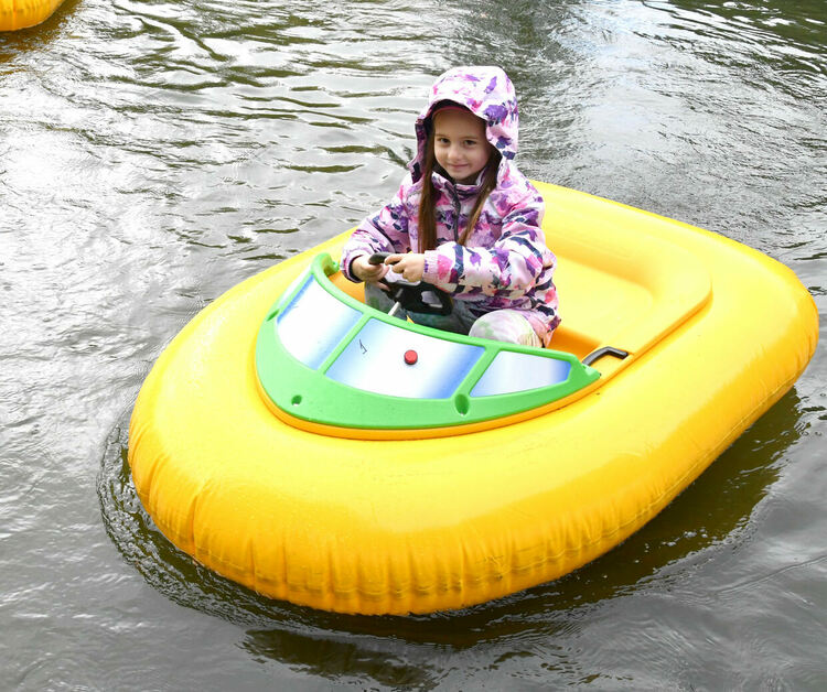 Лодките в езерото на Кенана се напълниха с хора