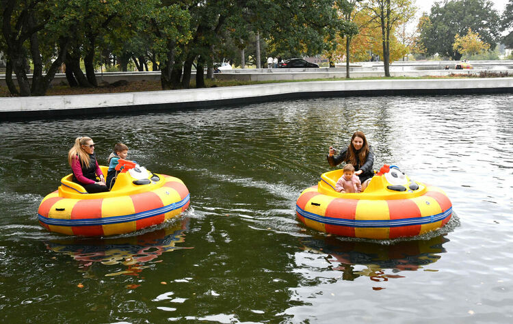Лодките в езерото на Кенана се напълниха с хора