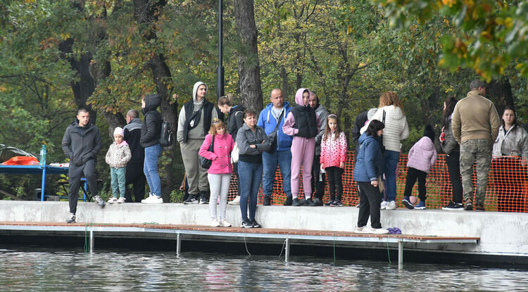 Лодките в езерото на Кенана се напълниха с хора
