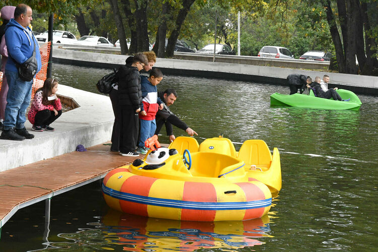 Лодките в езерото на Кенана се напълниха с хора