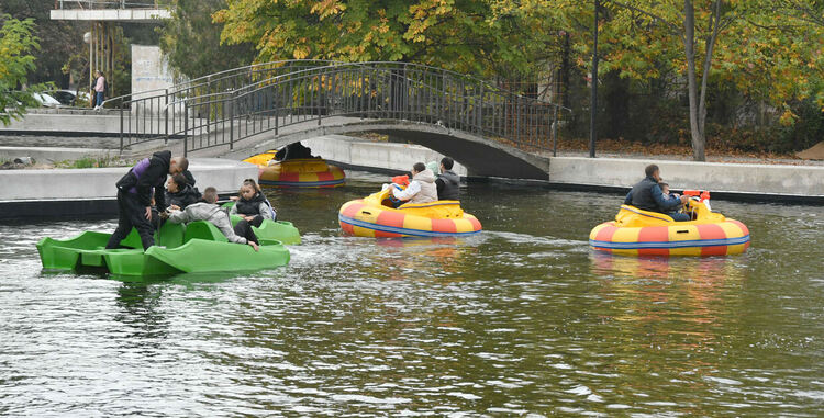 Лодките в езерото на Кенана се напълниха с хора