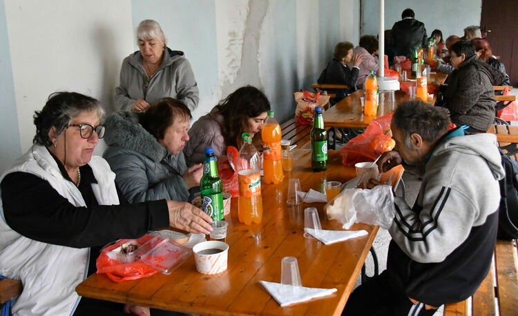 Пакети с храна за миряните на Димитровден в Хасково