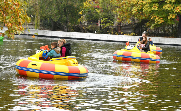 Лодките в езерото на Кенана се напълниха с хора