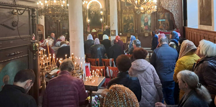 Пакети с храна за миряните на Димитровден в Хасково