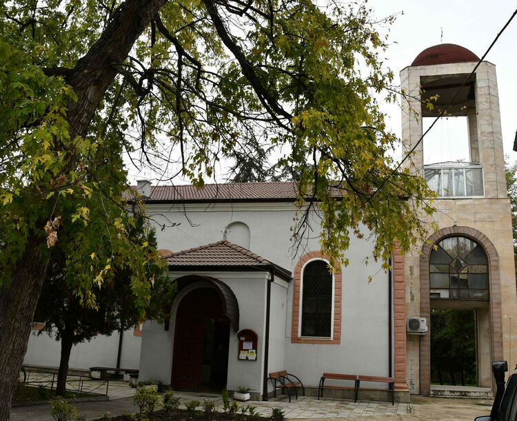 Пакети с храна за миряните на Димитровден в Хасково