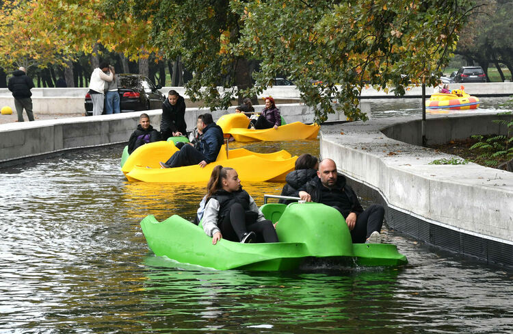 Лодките в езерото на Кенана се напълниха с хора