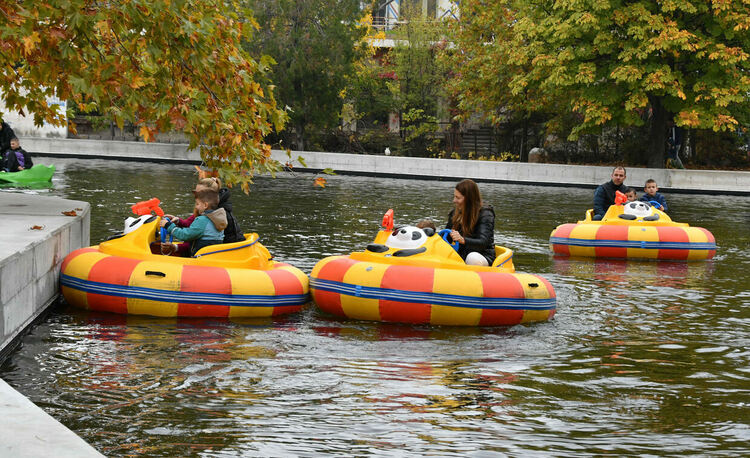 Лодките в езерото на Кенана се напълниха с хора