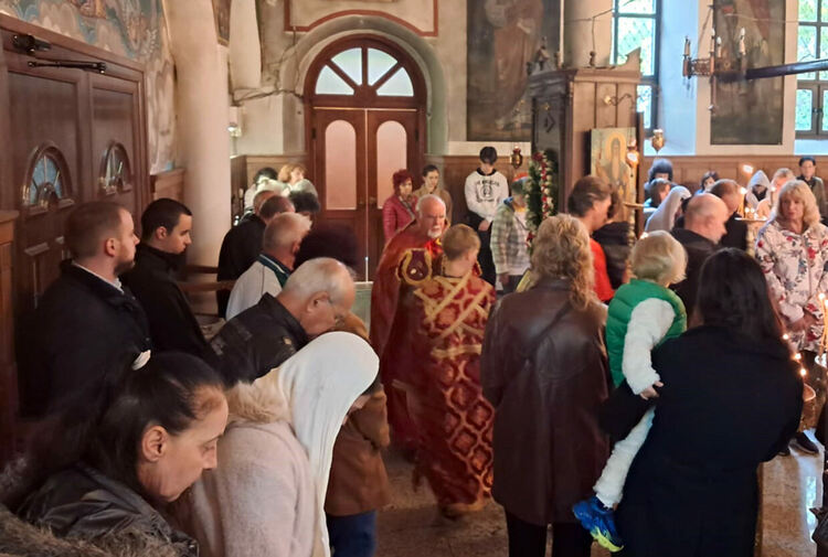 Пакети с храна за миряните на Димитровден в Хасково