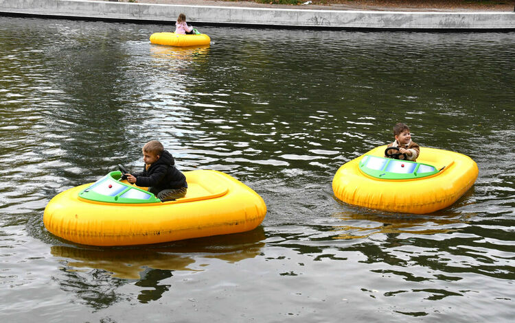 Лодките в езерото на Кенана се напълниха с хора