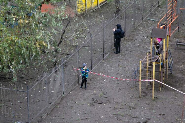 Трима загинали и 26 ранени при руски удар по жилищен блок в Киев