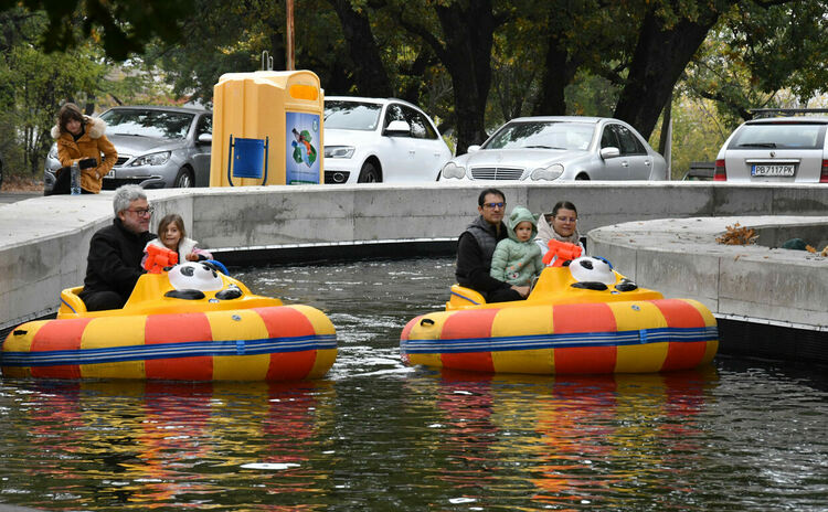 Лодките в езерото на Кенана се напълниха с хора