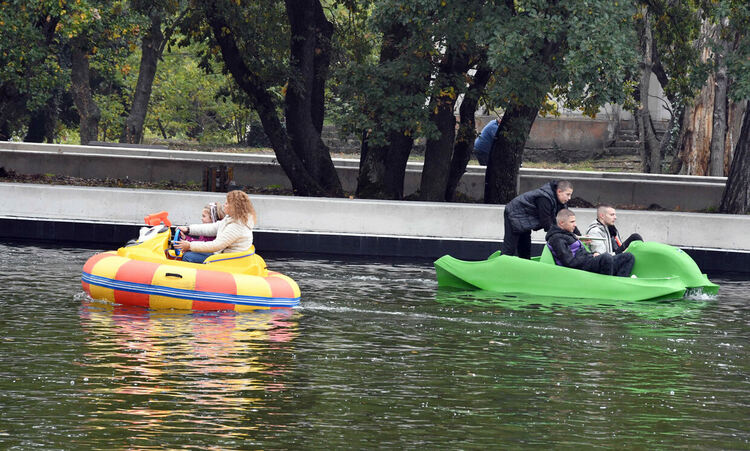 Лодките в езерото на Кенана се напълниха с хора