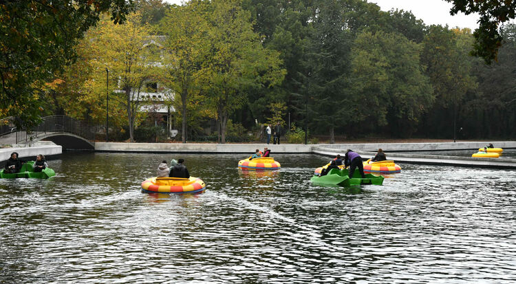 Лодките в езерото на Кенана се напълниха с хора