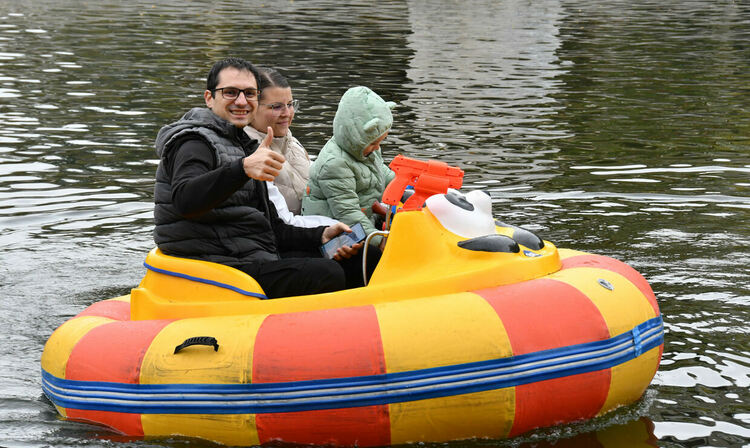 Лодките в езерото на Кенана се напълниха с хора