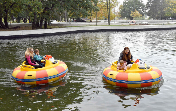 Лодките в езерото на Кенана се напълниха с хора
