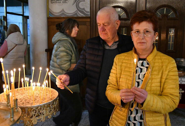 Пакети с храна за миряните на Димитровден в Хасково