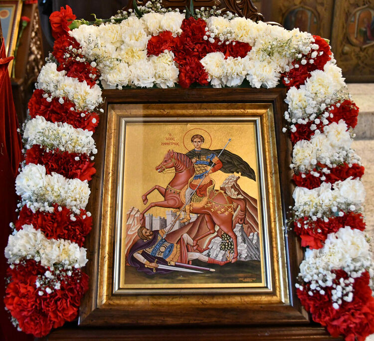 Пакети с храна за миряните на Димитровден в Хасково