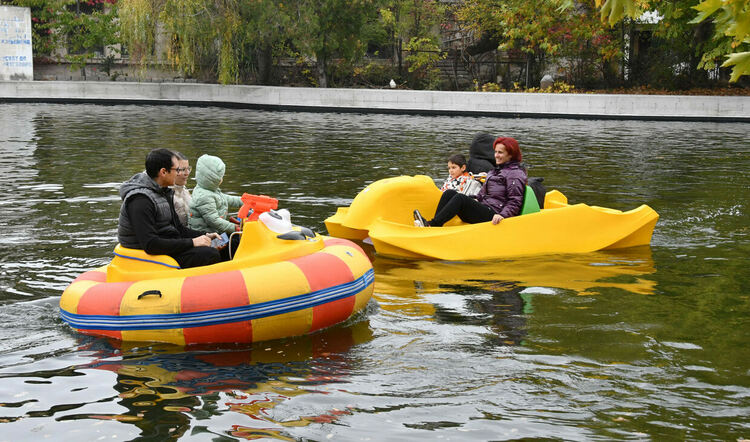 Лодките в езерото на Кенана се напълниха с хора