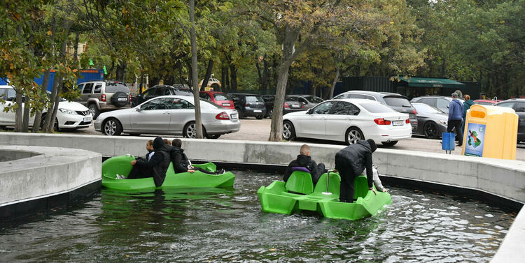 Лодките в езерото на Кенана се напълниха с хора