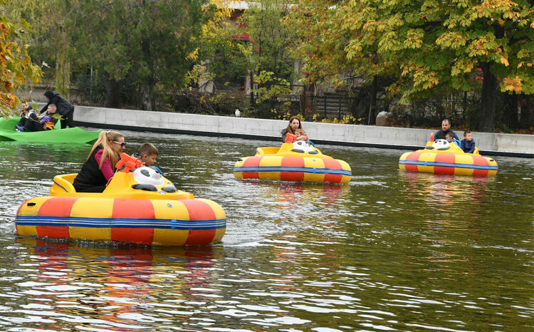 Лодките в езерото на Кенана се напълниха с хора
