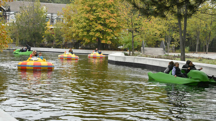 Лодките в езерото на Кенана се напълниха с хора
