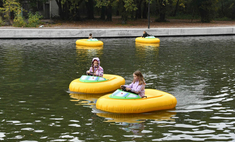 Лодките в езерото на Кенана се напълниха с хора