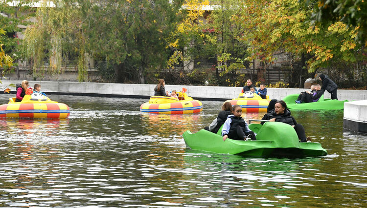 Лодките в езерото на Кенана се напълниха с хора
