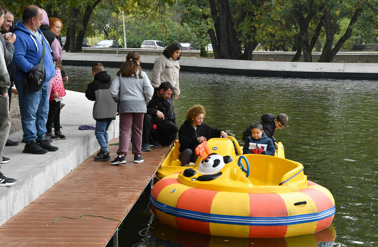 Лодките в езерото на Кенана се напълниха с хора