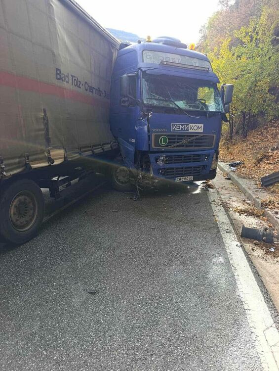 Временно е ограничено движението по пътя Бачково – Смолян заради пътнотранспортно произшествие