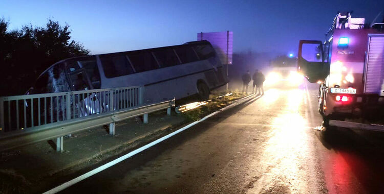 Автобус с 14 пътници надвисна над дере след катастрофа с тир в Хасковска област