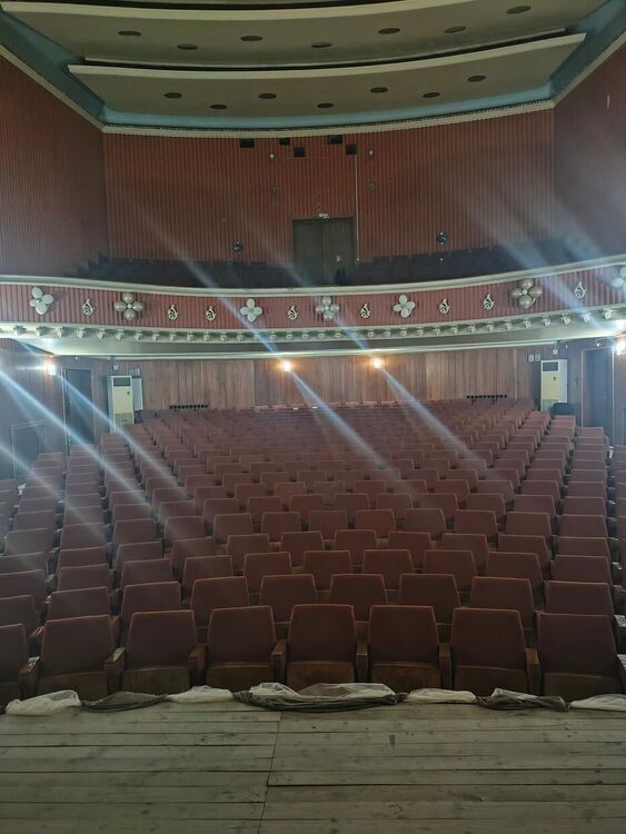 След обновената фасада – предстои цялостен вътрешен ремонт на читалище „Иван Вазов – 1999“ в Мадан