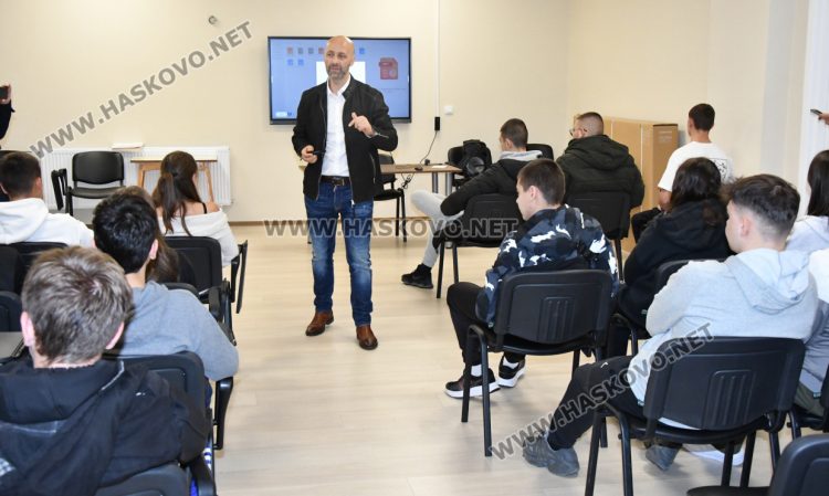 Специалист по киберсигурност в Хасково: Киберпрестъпниците сканират телефоните ви за снимки с деца