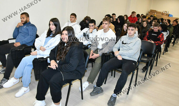 Специалист по киберсигурност в Хасково: Киберпрестъпниците сканират телефоните ви за снимки с деца