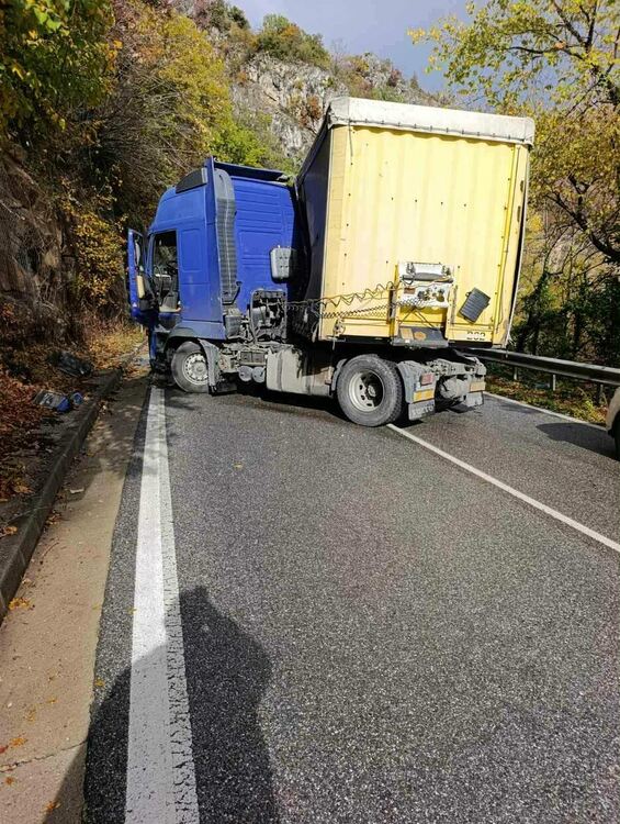 Временно е ограничено движението по пътя Бачково – Смолян заради пътнотранспортно произшествие