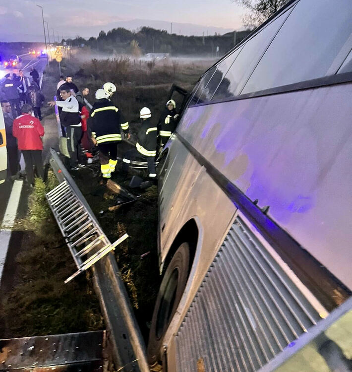 Автобус с 14 пътници надвисна над дере след катастрофа с тир в Хасковска област