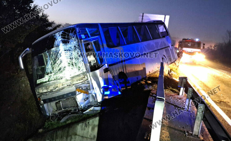 Автобус с 14 пътници надвисна над дере след катастрофа с тир в Хасковска област