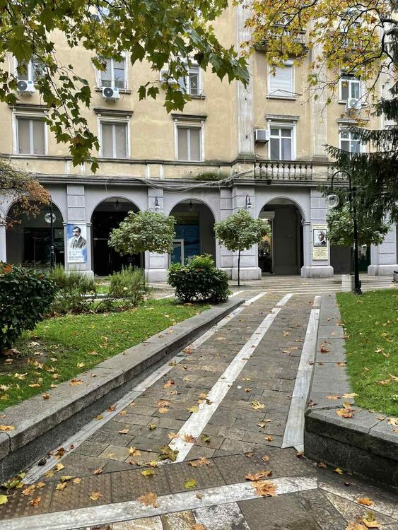 Будители по централната алея на Димитровград