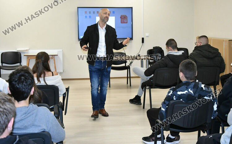 Специалист по киберсигурност в Хасково: Киберпрестъпниците сканират телефоните ви за снимки с деца