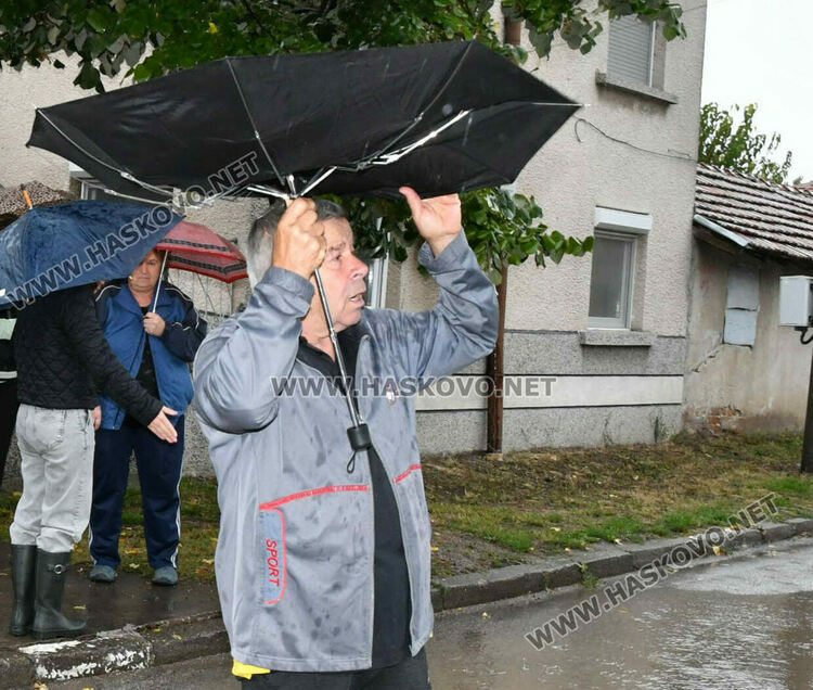 Жълт код за вятър във вторник, но и със слаб дъжд