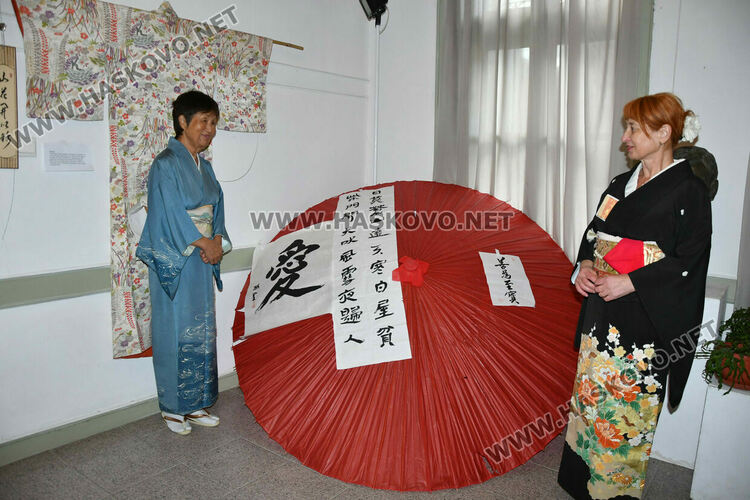 Уникално сватбено кимоно на 101 години е изложено в галерия „Атанас Шаренков“ в Хасково